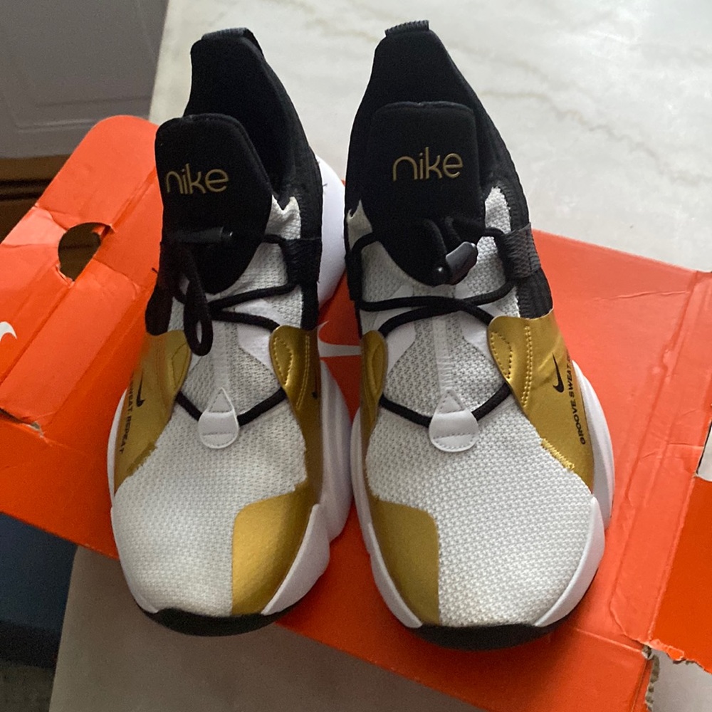 Women’s NIKE SUPER PREP GROOVE SZ 9.5